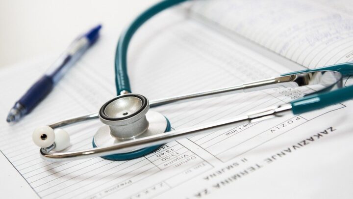 Quais testes são realizados nos exames médicos admissionais e demissionais?
